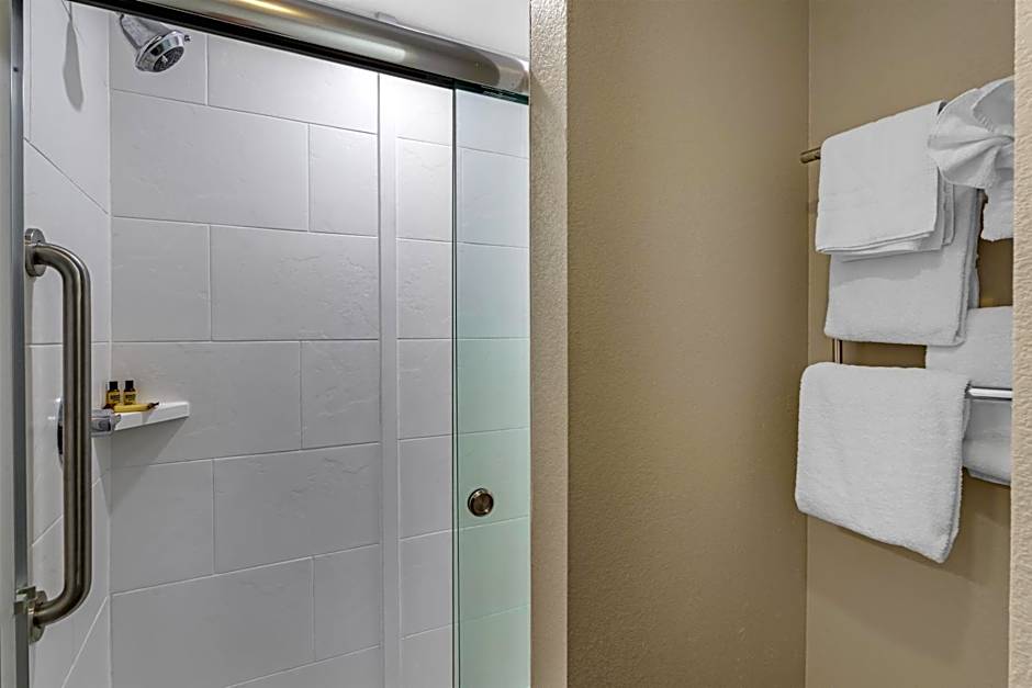 Best Western Plus Bay City Inn & Suites