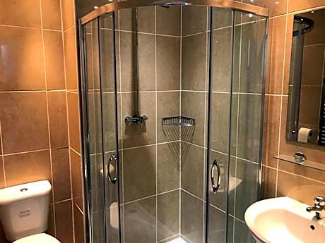 Twin room-Comfort-Ensuite with Shower-Street View