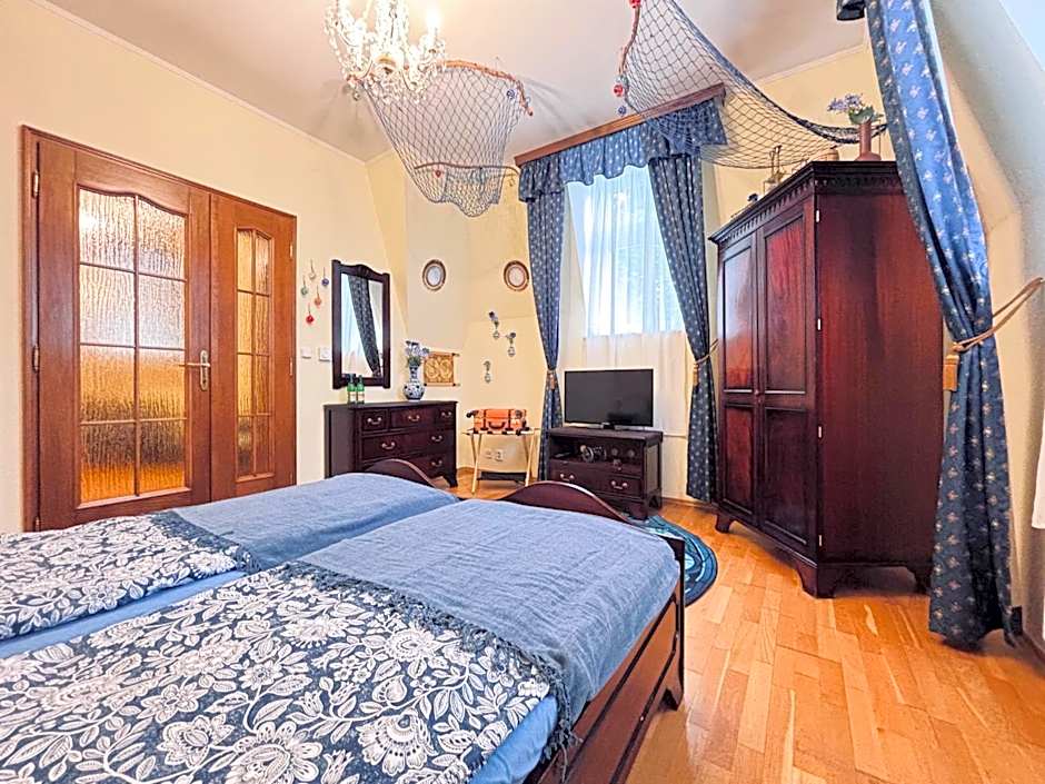Pirate Family, Theme Room, Free Parking