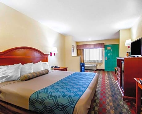 1 King Bed, Smoking, Accessible