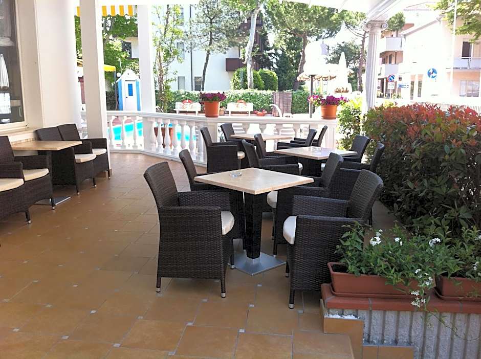 Hotel Villa dei Fiori - sul mare con piscina