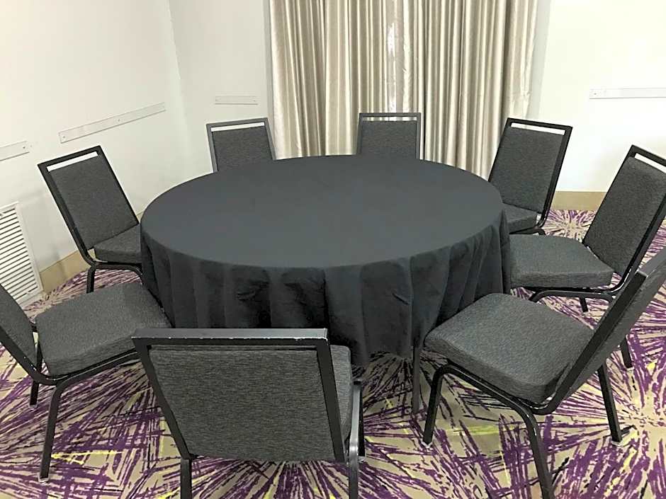 Holiday Inn Express & Suites Garland E - Lake Hubbard I30 By IHG