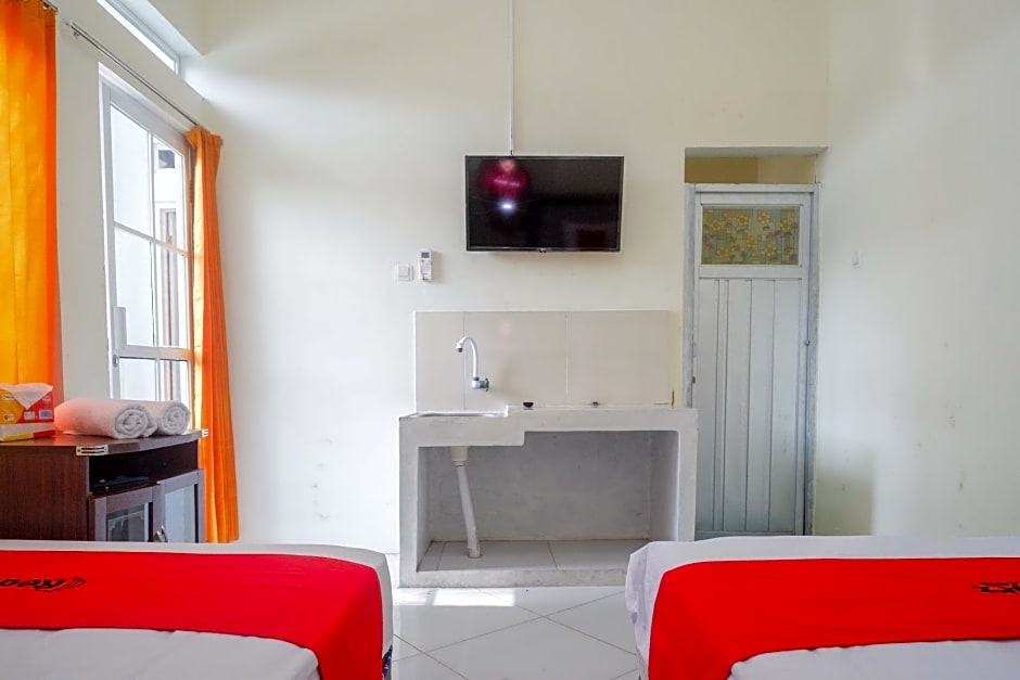 RedDoorz Syariah near Universitas Slamet Riyadi Solo