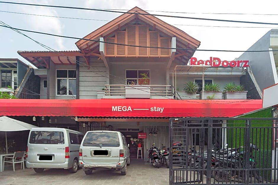 RedDoorz Plus near Mall Kelapa Gading