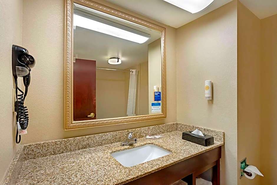 Comfort Inn & Suites Carneys Point