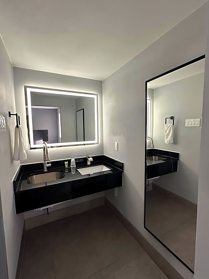 Days Inn & Suites by Wyndham Texas City