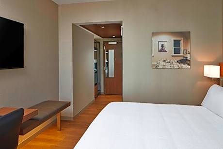 King Room with Adapted Tub - Mobility Accessible