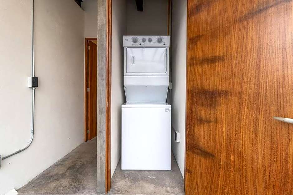 L202 Studio Apt AC Panoramic Rooftop views