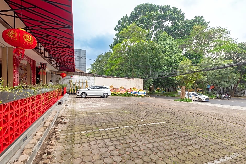 RedDoorz Premium near Paris Van Java Mall