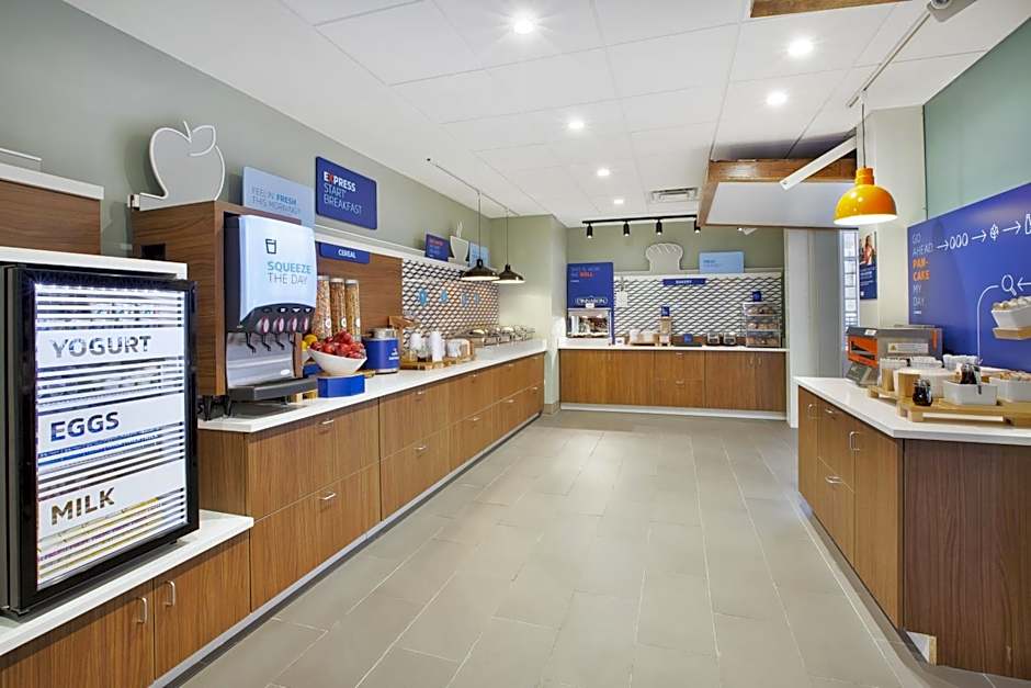 Holiday Inn Express & Suites Grand Rapids - Airport North By IHG