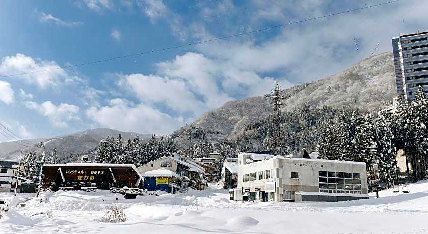 Hotel Justice - Ski IN Ski OUT - Private bathroom, next to the ski lift station
