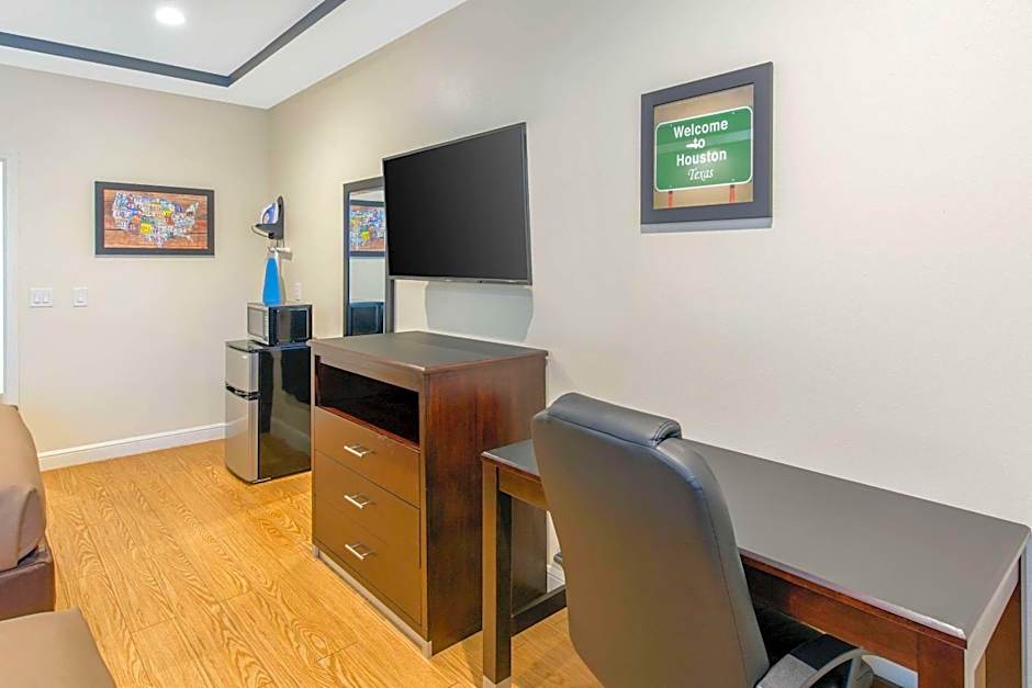 Econo Lodge Inn & Suites