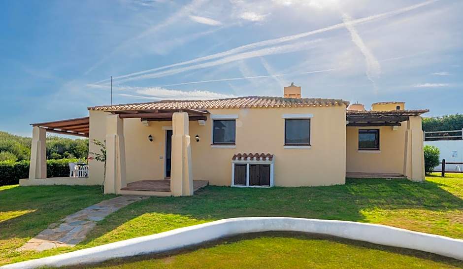 Villas with air conditioning and shared pool, just a few minutes from La Pelosa beach