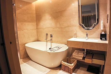 Junior Suite, Club Lounge Access, 1 King Bed - INR 1000 F&B Credit, 1+1 on Selected Beverages (Happy Hours 17:00 -19:00 Hrs)