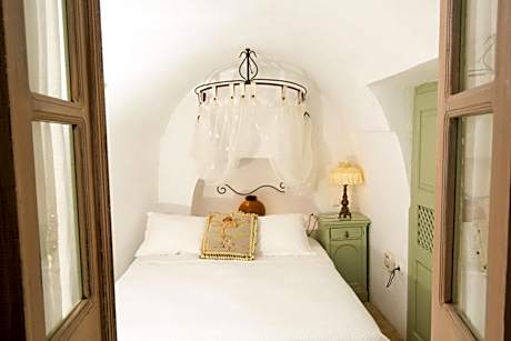 Elegant Cave Suite with Caldera View