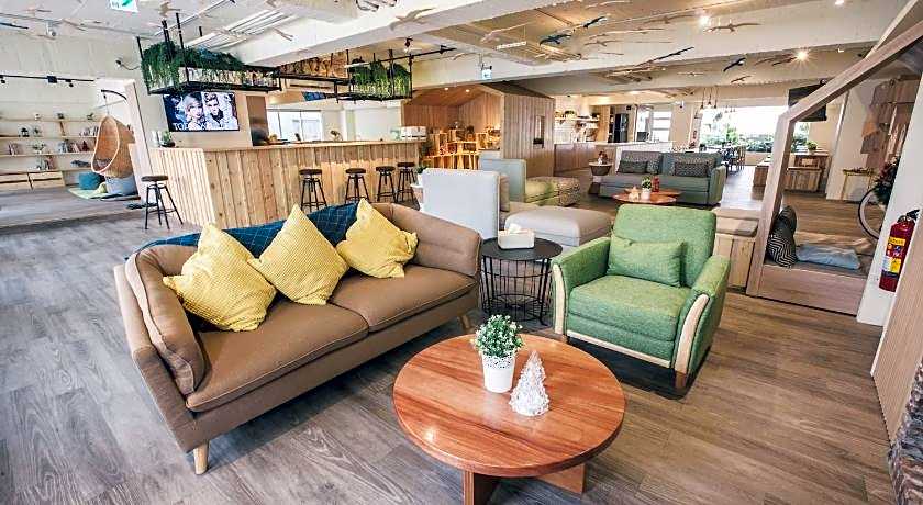 Stray Birds Taichung Hostel