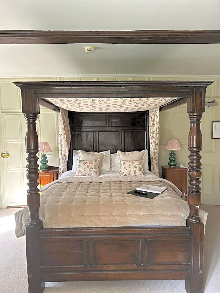 Ravenwood Hall Hotel