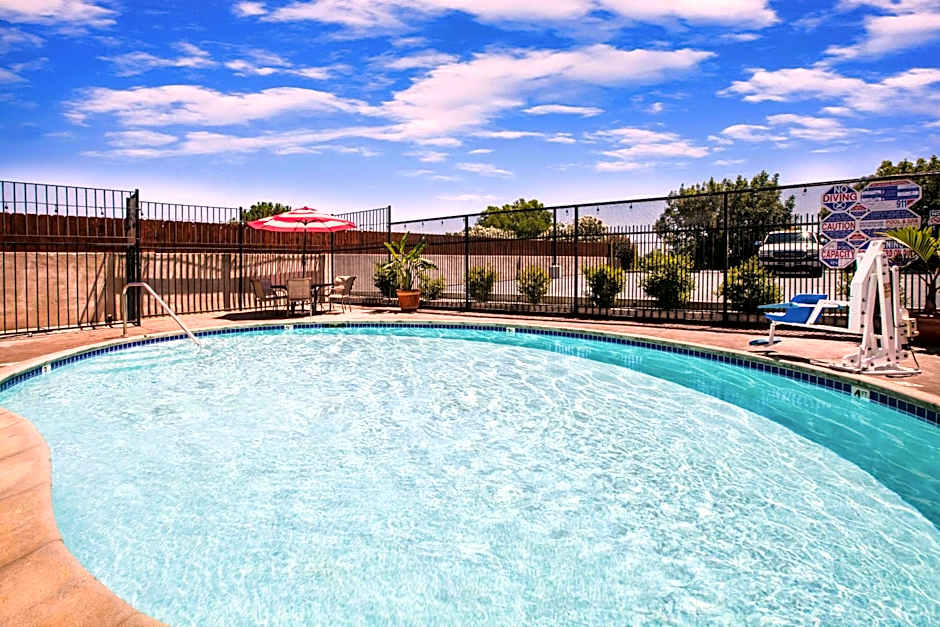 Days Inn & Suites by Wyndham Antioch