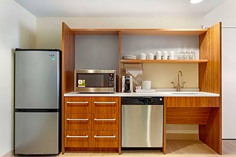 2Queen Mobilty/Hearing Access Ri Shwr Ste Ns