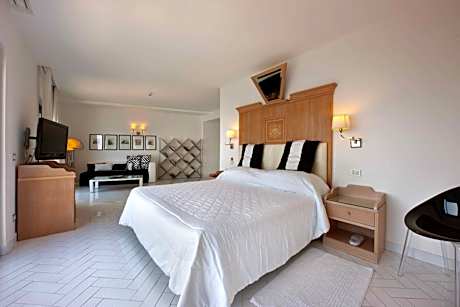 Junior Suite with Balcony and Sea View