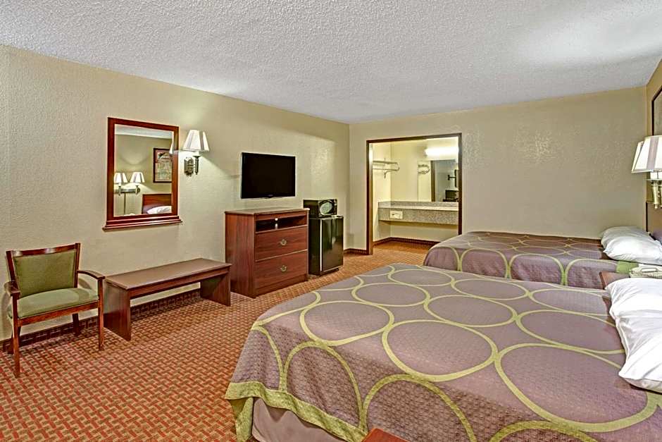 Super 8 by Wyndham Shawnee