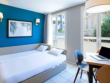 Superior One-Bedroom Apartment (4 Adults)