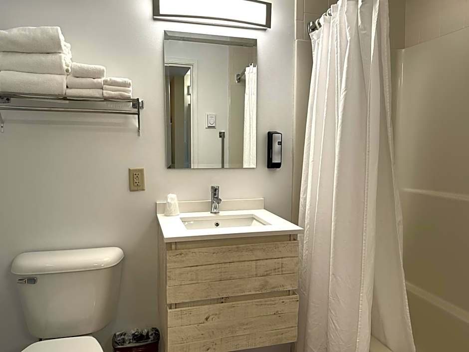 Atlantic Eyrie Lodge