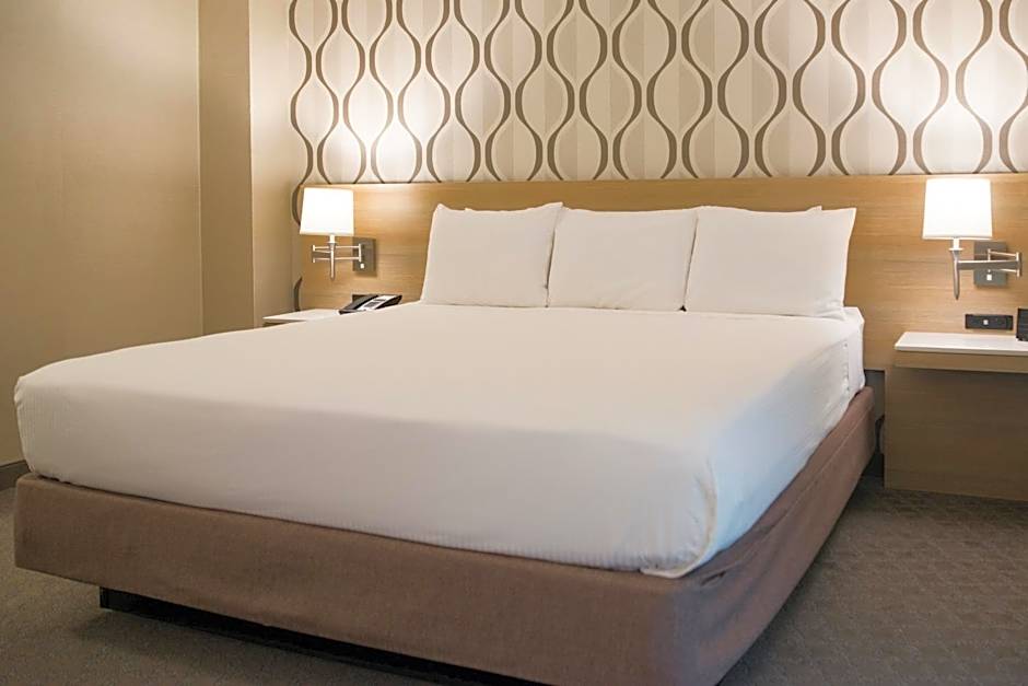 Photo 1 of 8 of 1 Queen Bed