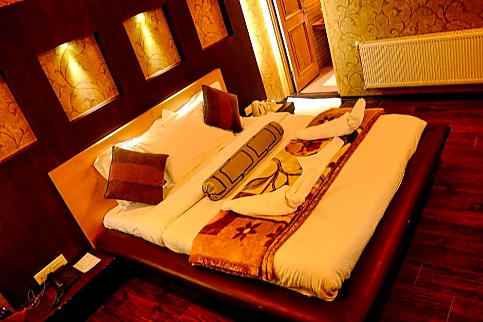 Hotel Pine Spring Pahalgam