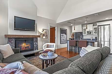 Elevated Penthouse Condo managed by Little Sister Getaways