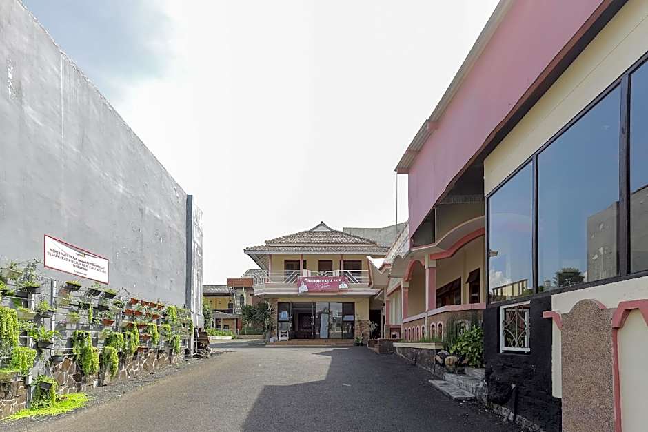 RedDoorz Plus near Museum Angkut Batu 4