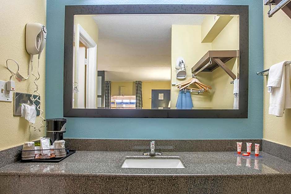 OYO Hotel Knoxville TN Cedar Bluff I-40