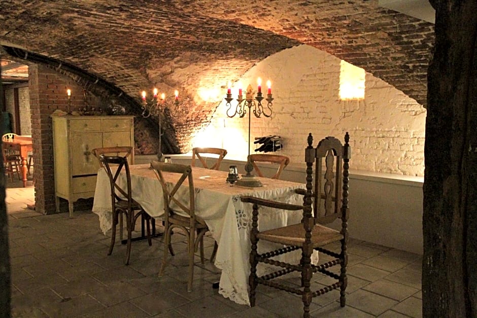 Top-notch apartment along canal in historic centre