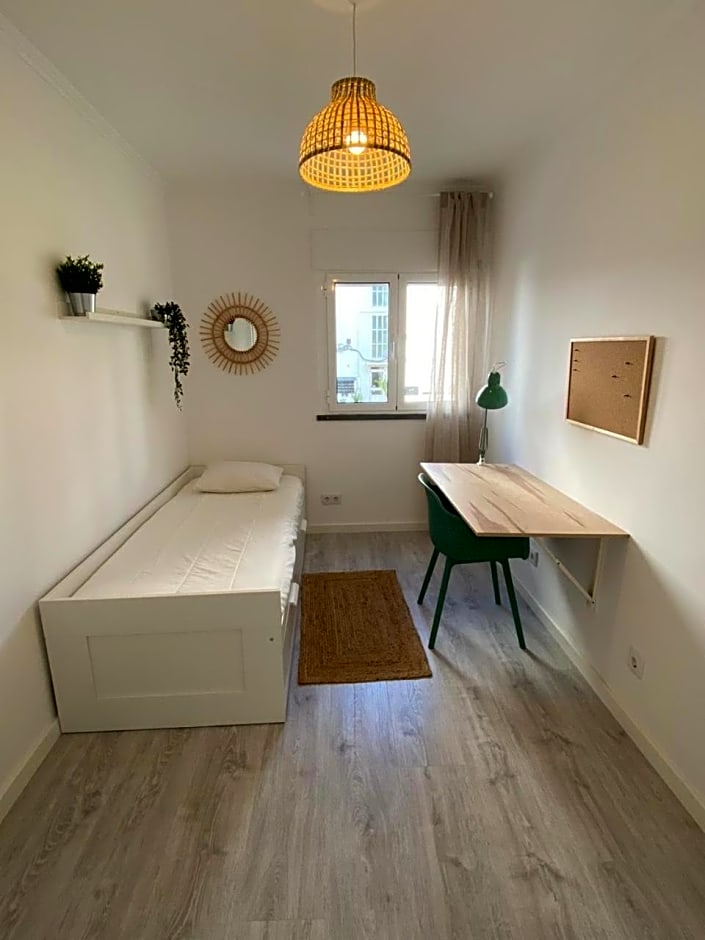 Carcavelos beach walking distance room in shared apartment