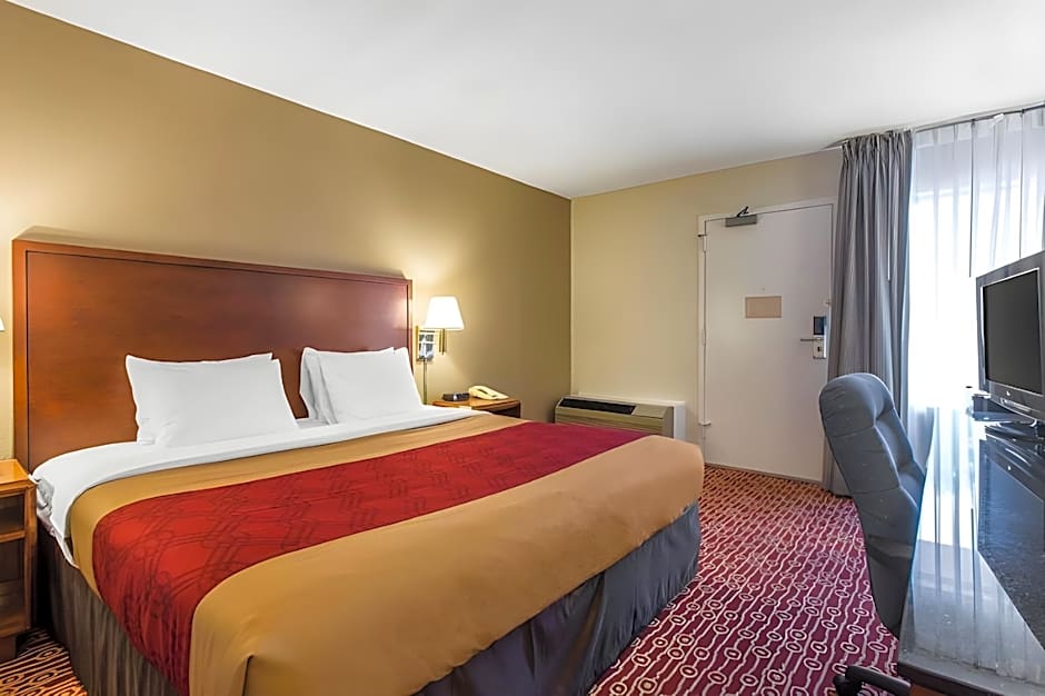 Econo Lodge Inn & Suites Airport