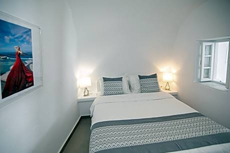 Family Cave Suite with Caldera and Sea View