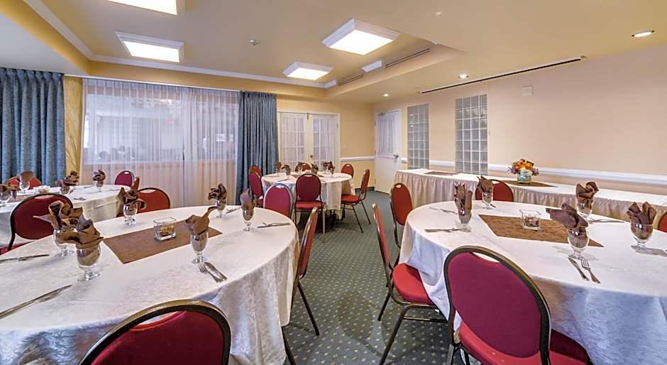 Monte Carlo Inns Oakville Suites