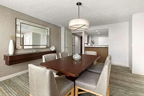 Presidential Suite, 1 King, Partial ocean view, Top floor