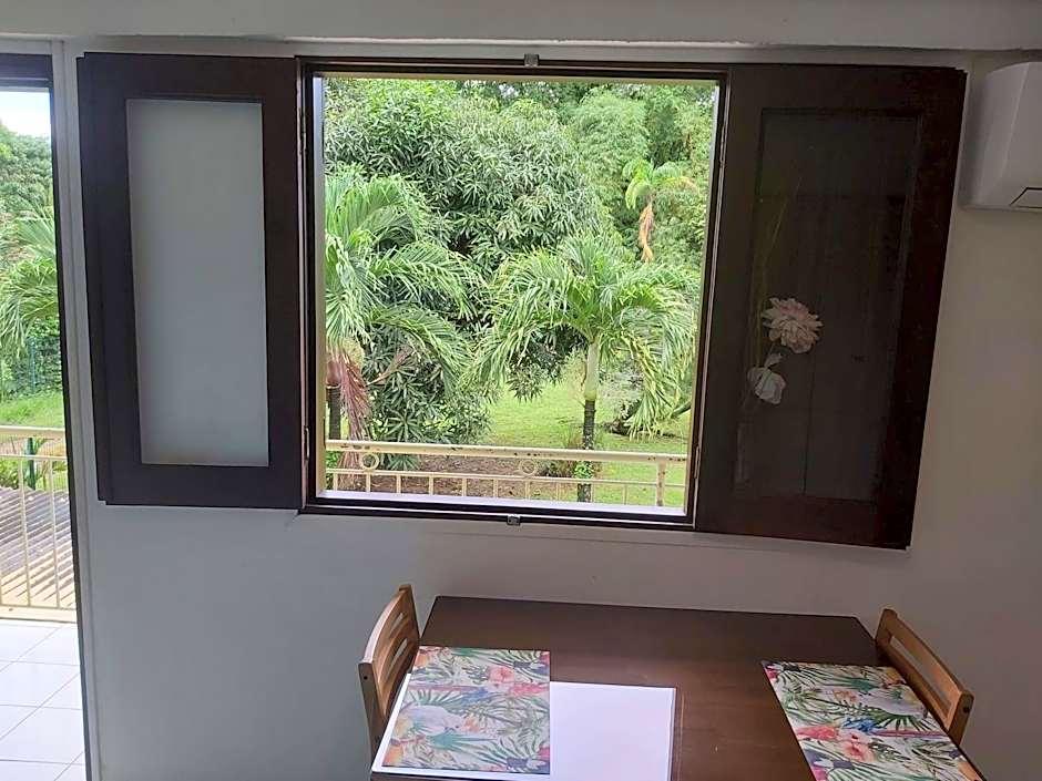 Au Petit Canal Fleuri