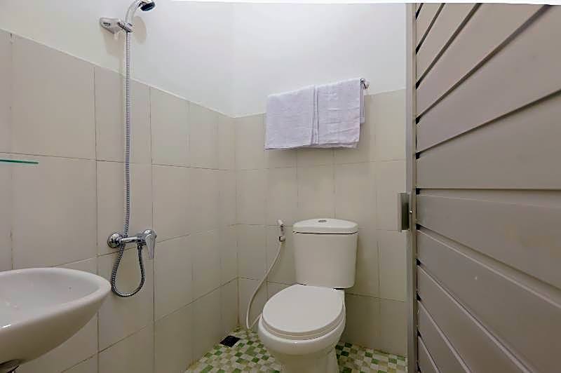 OYO 779 Mn One Residence Syariah Near ITC Cempaka Mas Near Kalbe Farma