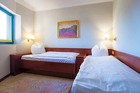 Premium Suite (2 Adults + 3 Children)