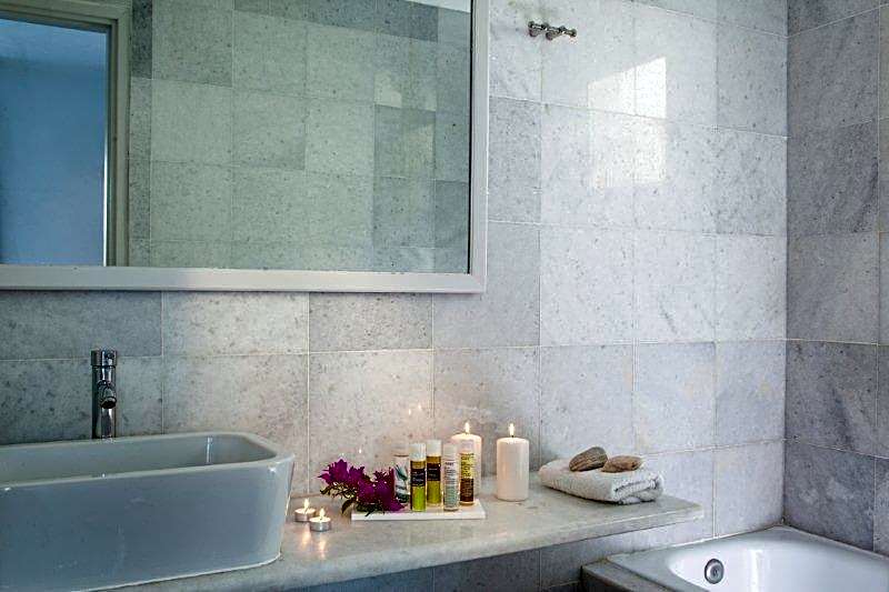 Foto 1 daripada 11 — Family Standard 1 Double Bed or 2 Beds Suite, Sea View