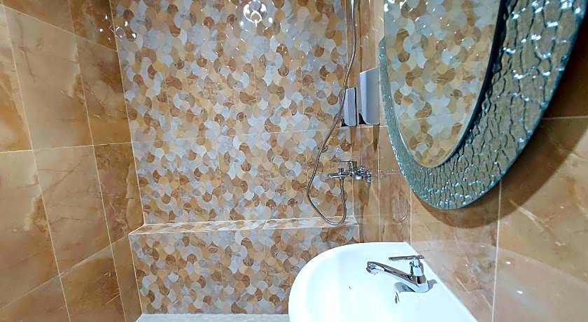 Rons City Hotel near Simpang Lima Semarang Mitra RedDoorz