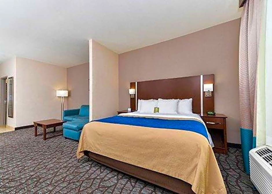 Holiday Inn Express & Suites Junction City