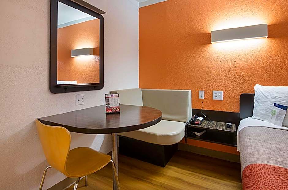 Motel 6 - Tampa Fairgrounds