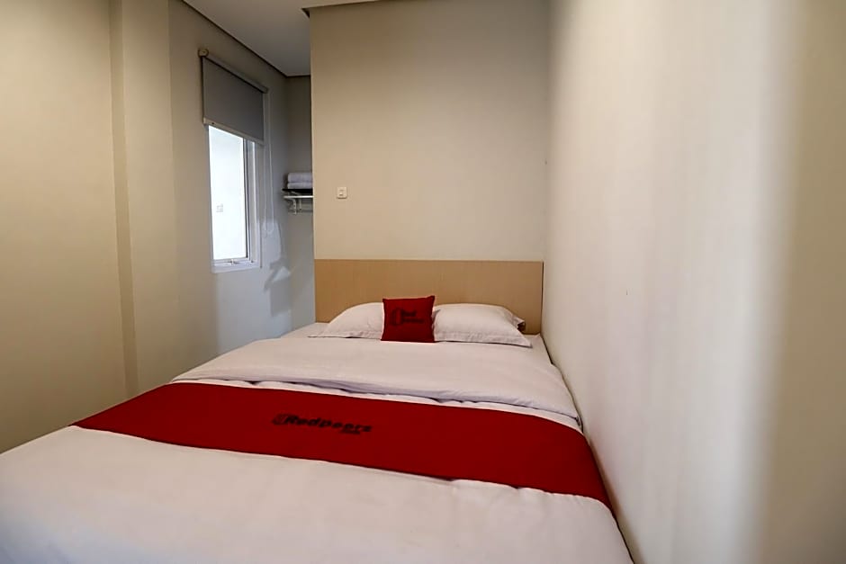 RedDoorz Plus Syariah near Mall Pondok Indah