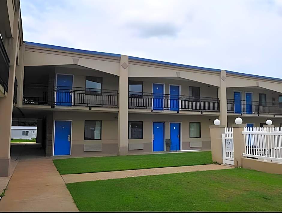 Traveler's Place Inn & Suites
