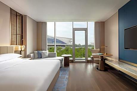 Elite, Guest room, 1 King, City view, Balcony