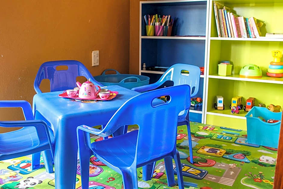 Beachcomber Lodge & Backpacker