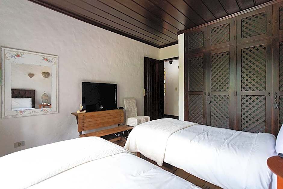 Sítio com piscina, área arborizada e lazer